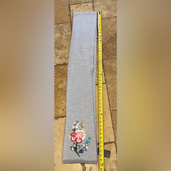 Chaos long scarf with vibrant floral embroidery warm wool & acrylic one size - Picture 6 of 7